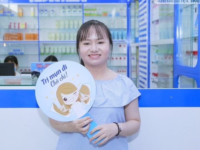 Nu nhan vien van phong tim lai tu tin sau 6 nam bi mun viem hinh anh