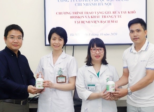 Duoc Hau Giang ung ho 80.000 khau trang cho cac benh vien hinh anh