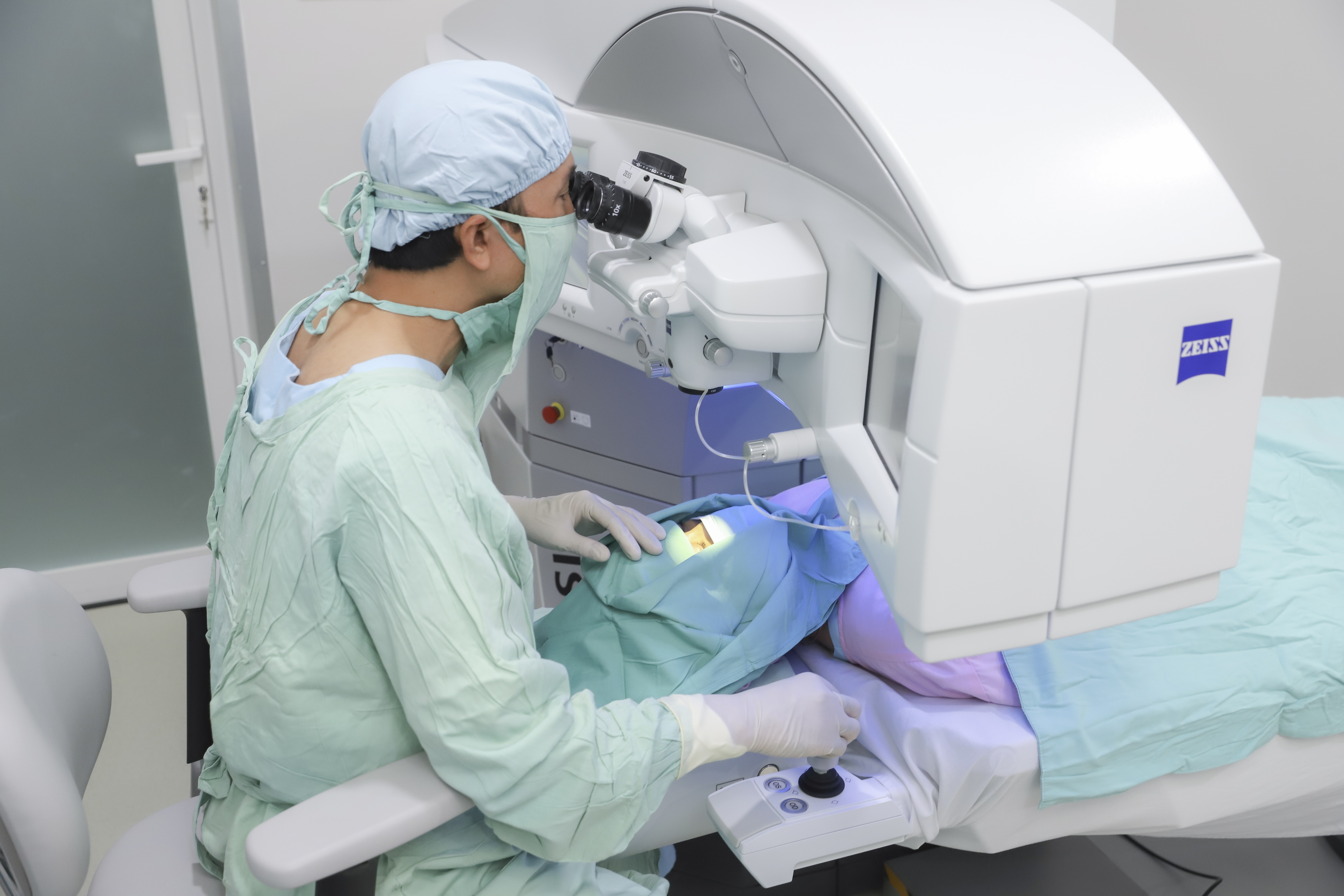 Cham soc mat theo tieu chuan Singapore tai EEC Viet Nam hinh anh