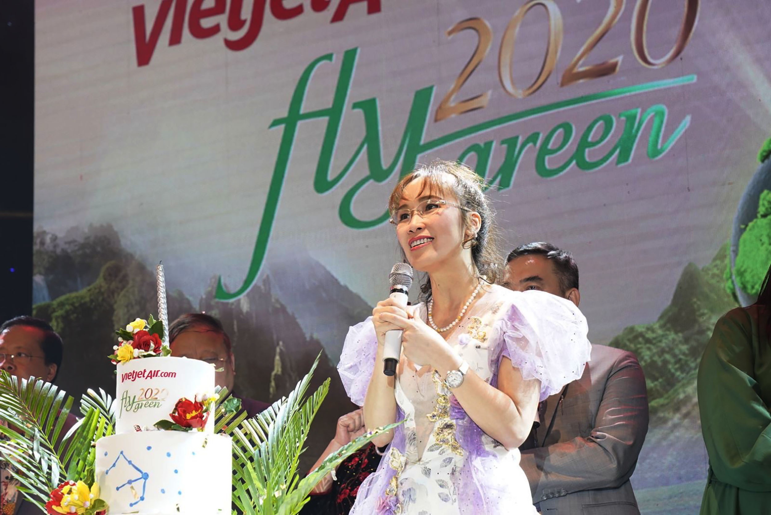 Nu doanh nhan hien thuc hoa giac mo bay hinh anh