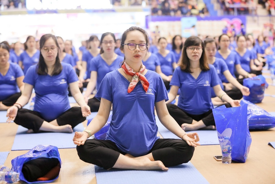 KidsPlaza to chuc su kien 'Ky luc 2.000 me bau tap yoga truc tuyen' hinh anh