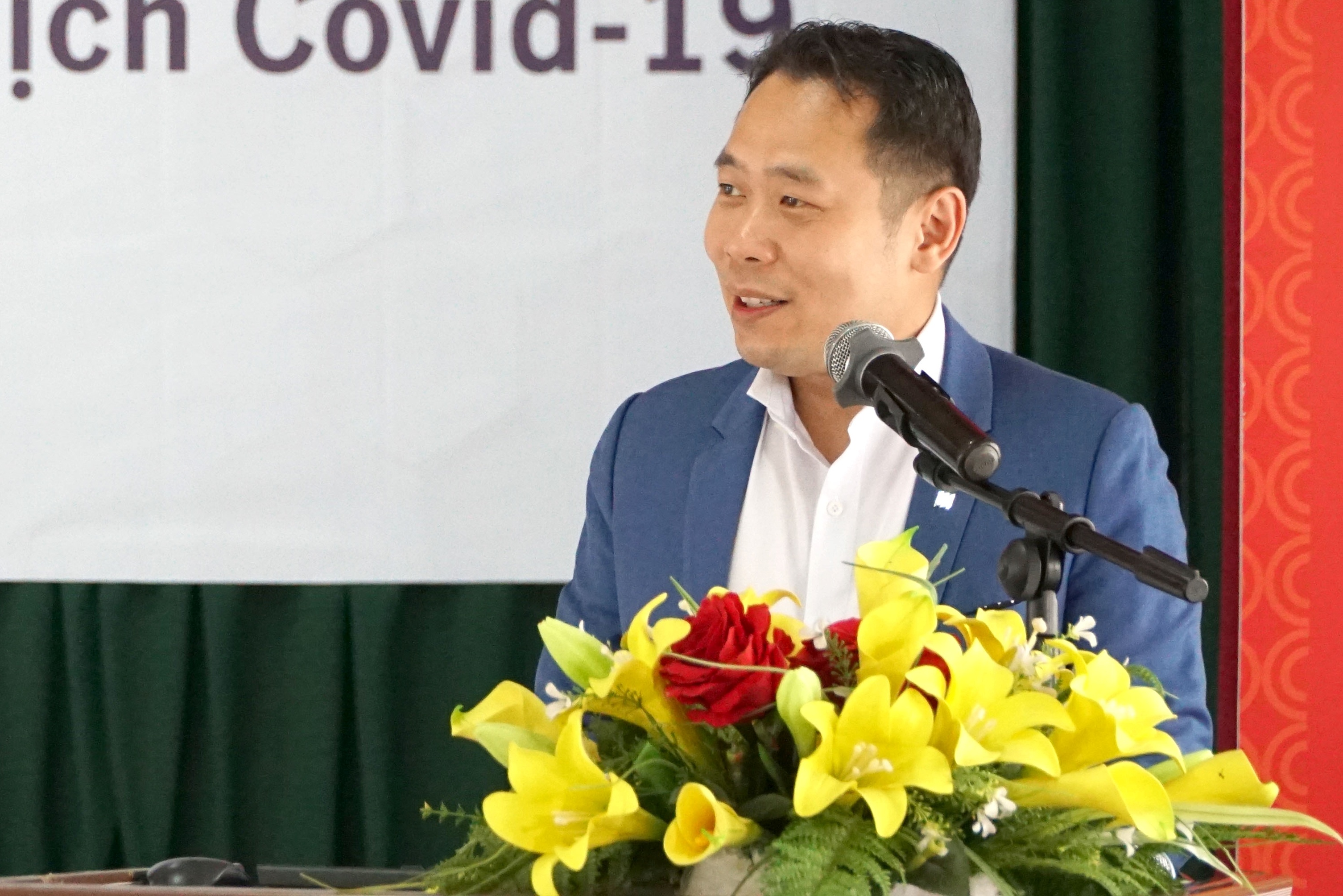 Manulife Viet Nam dong gop gan 3,5 ty dong chong dich hinh anh