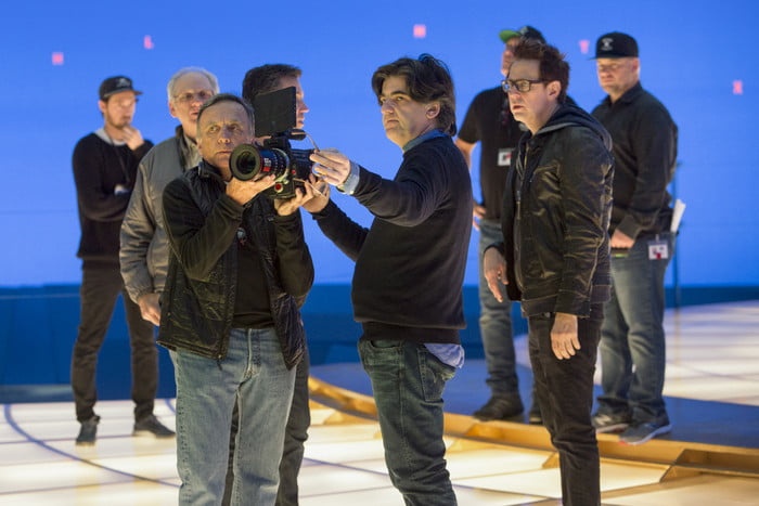 xem dien anh tren TV QLED 8K anh 1