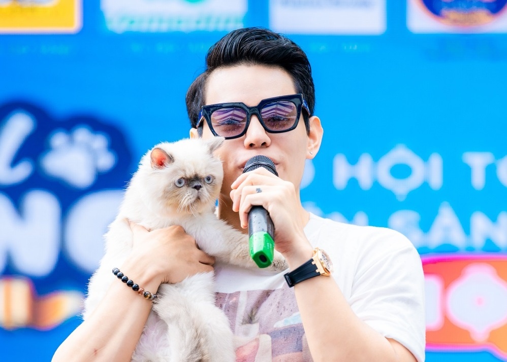 Ca si Tino dua 'boss' len san khau Festival thu cung Can Tho hinh anh