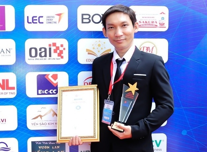 Ong chu phong thu tu che tao microphone chuyen nghiep hinh anh