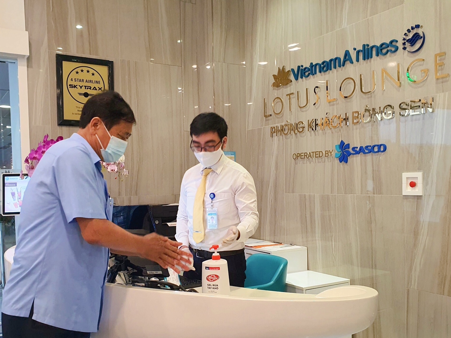 Unilever, TIA va SASCO phong dich cho hanh khach truoc chuyen bay hinh anh