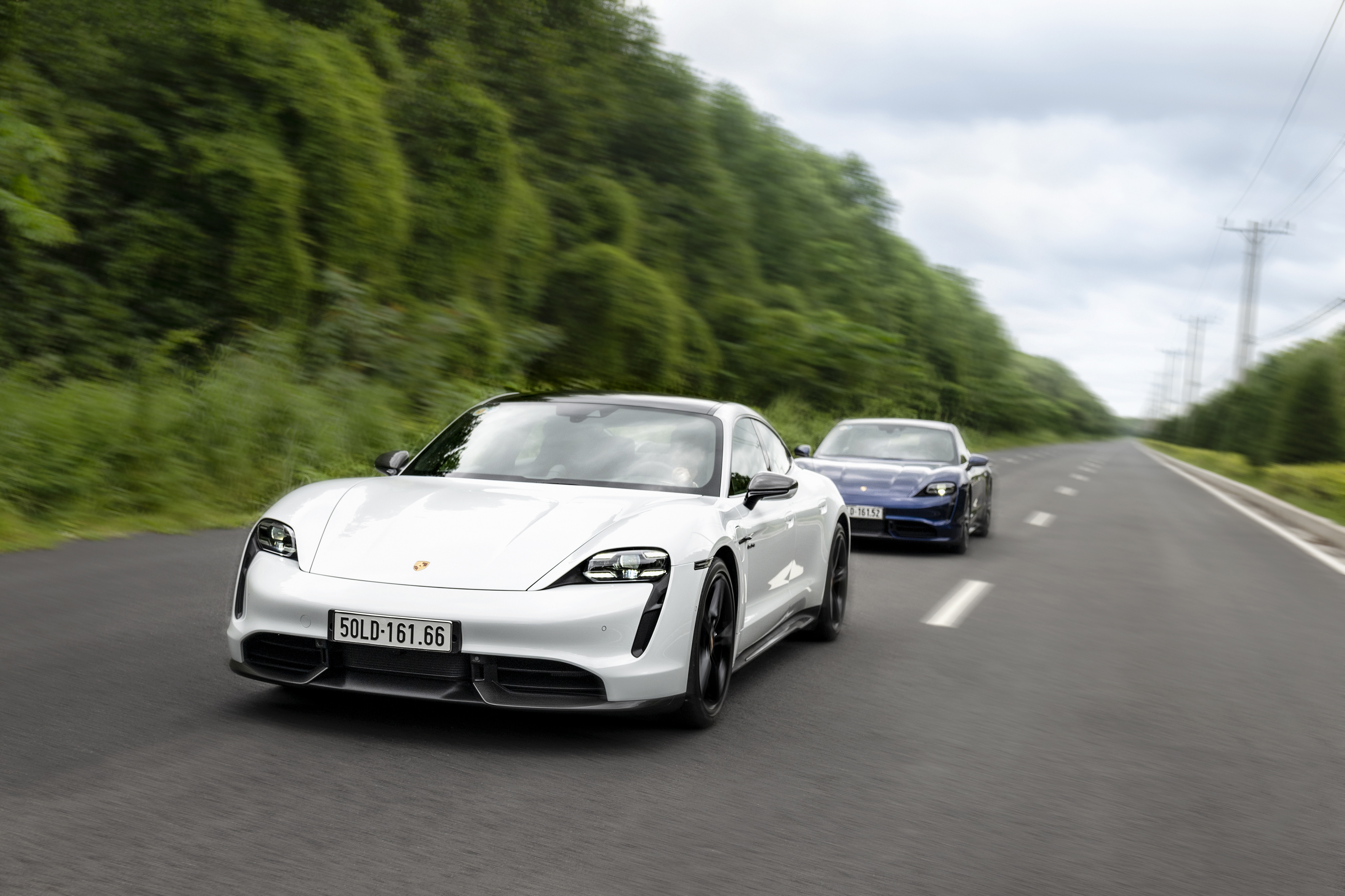 Porsche Taycan huong den tay lai dam me the thao thuan khiet hinh anh