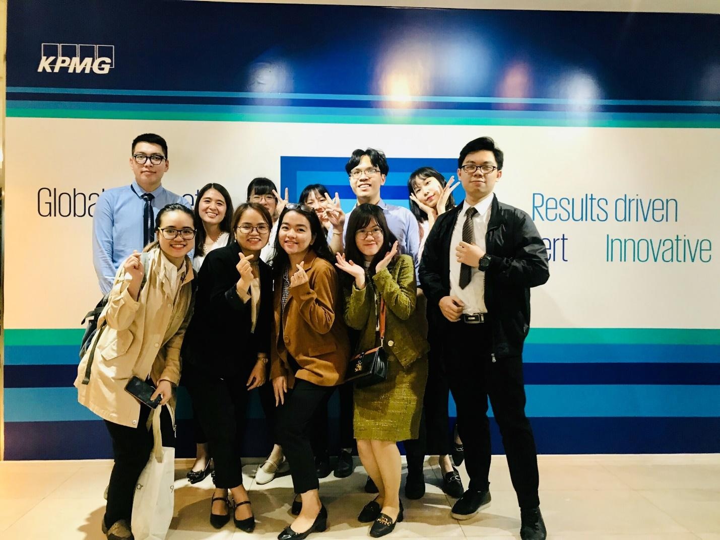 Dai hoc Kinh te Quoc dan anh 3