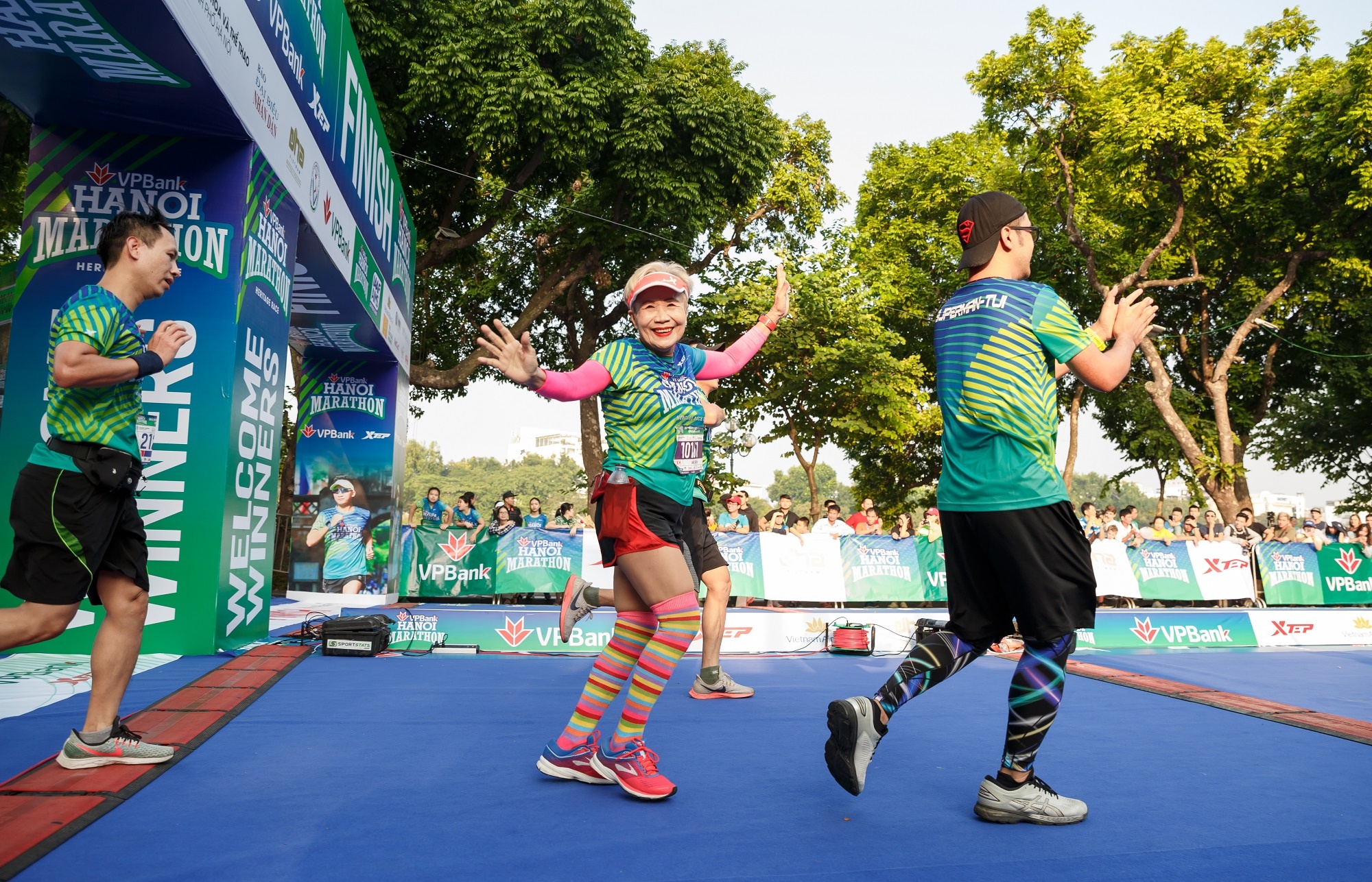 VDV dien trang phuc doc la tai giai chay VPBank Hanoi Marathon hinh anh