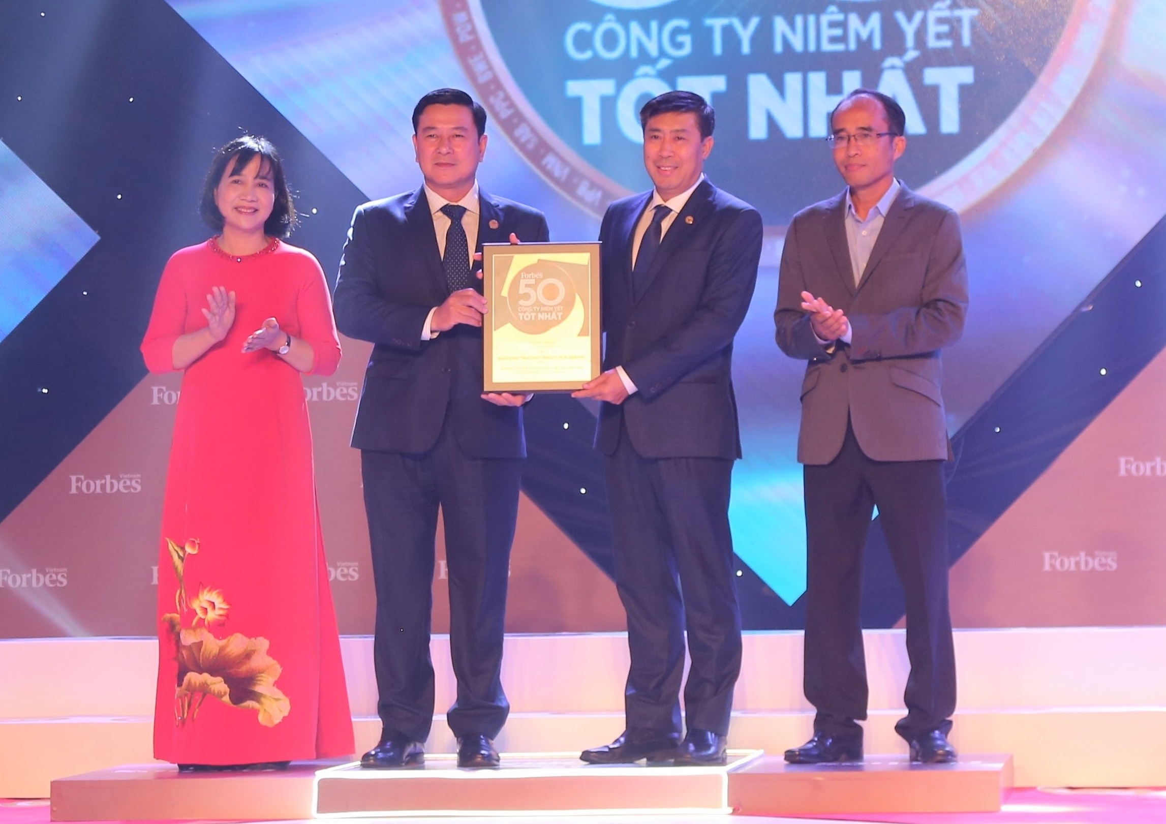 HDBank vao top 50 cong ty niem yet tot nhat nam hinh anh