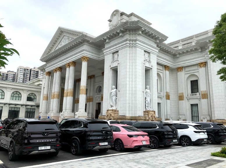 Dan xe VinFast noi bat tai le khai giang dau tien cua Dai hoc VinUni hinh anh