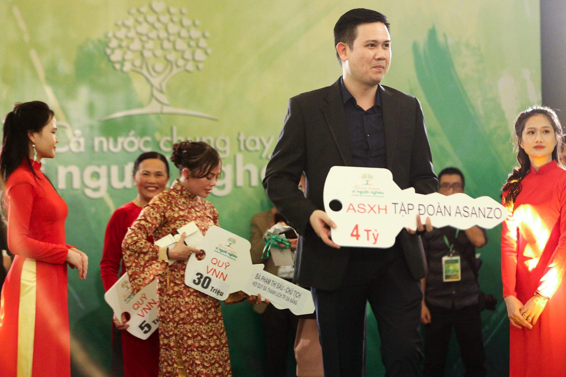 Ca nuoc chung tay vi nguoi ngheo,  quy Vi nguoi ngheo anh 2