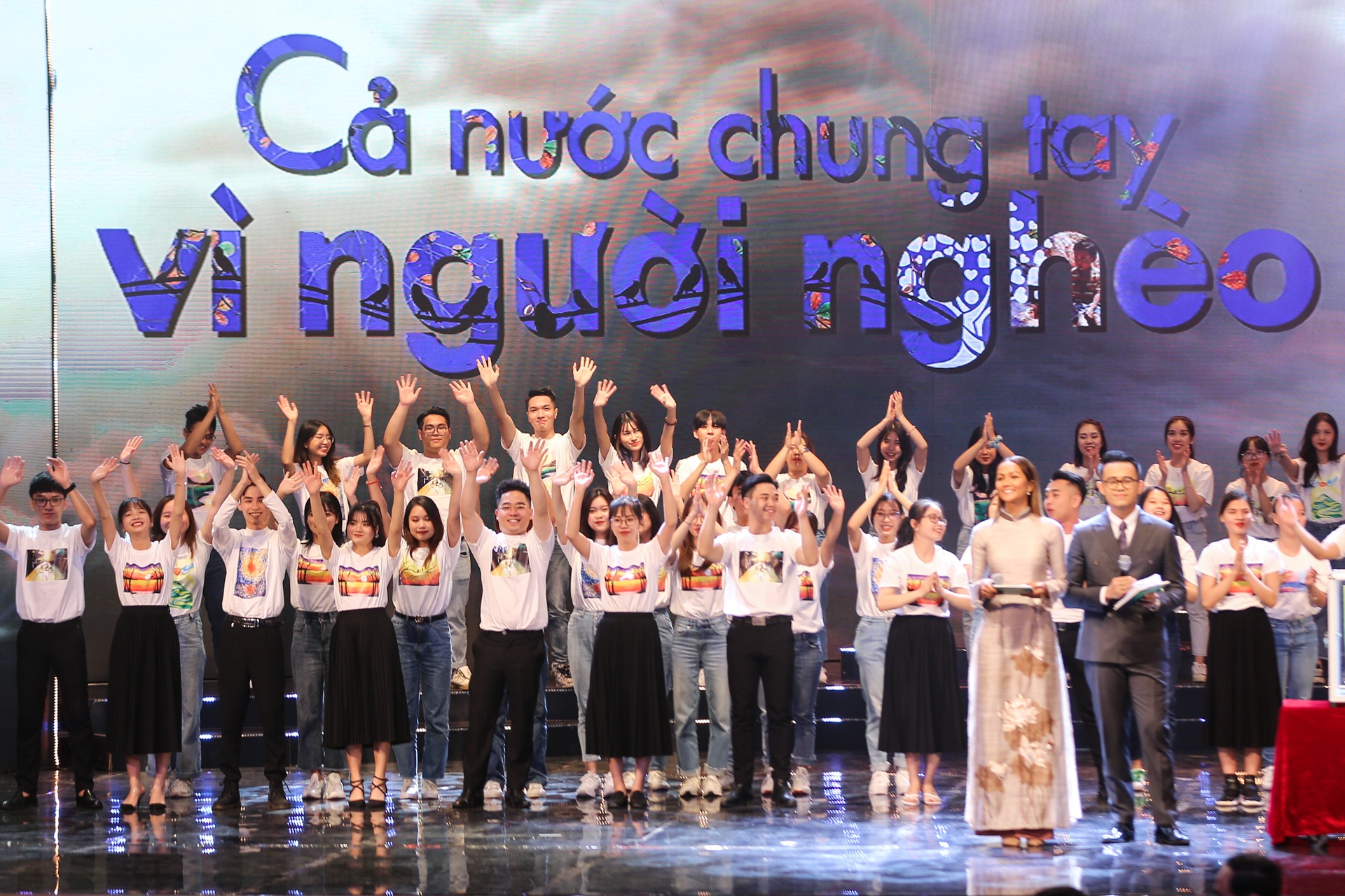 Ca nuoc chung tay vi nguoi ngheo,  quy Vi nguoi ngheo anh 3