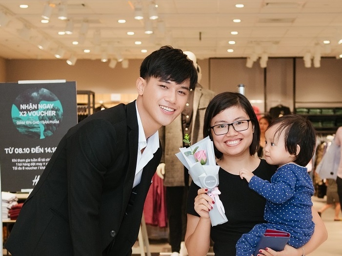 Den Vincom tan huong 20/10 cung dan soai ca hinh anh