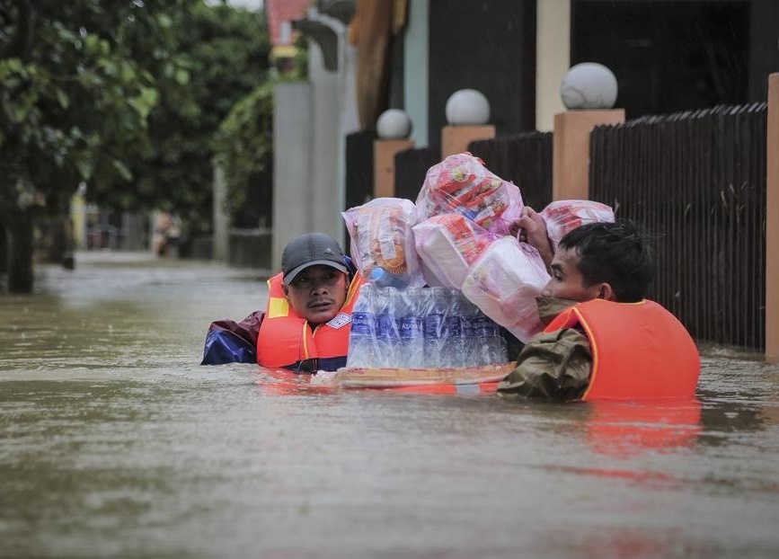 Nguoi dan mien Trung khong don doc giua bao lu hinh anh
