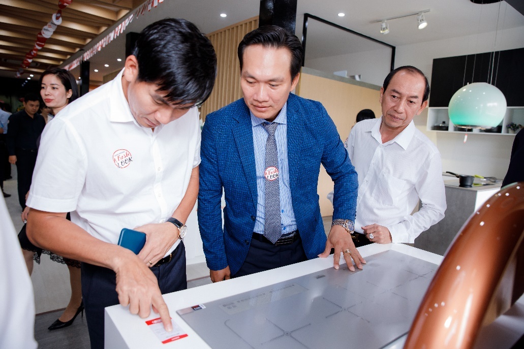 Trai nghiem mua sam tai showroom thiet bi bep chuan Au hinh anh