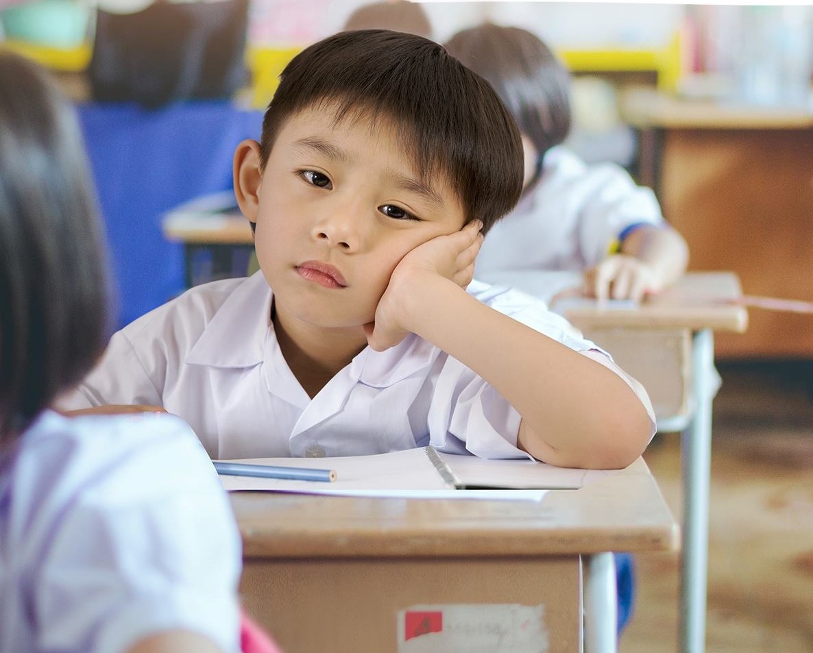 nha ve sinh truong hoc chuan sach anh 1