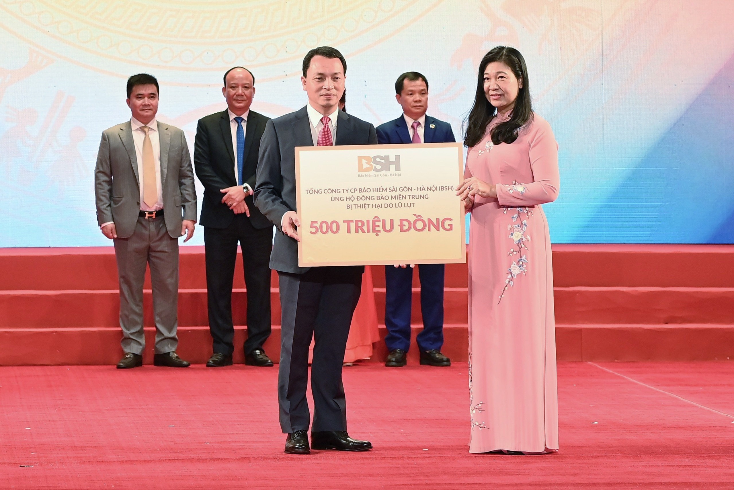 Bao hiem BSH ung ho mien Trung 500 trieu dong khac phuc hau qua lu hinh anh