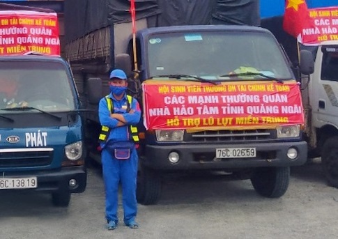 PVOIL ho tro xang dau xe cuu tro dong bao lu lut mien Trung hinh anh