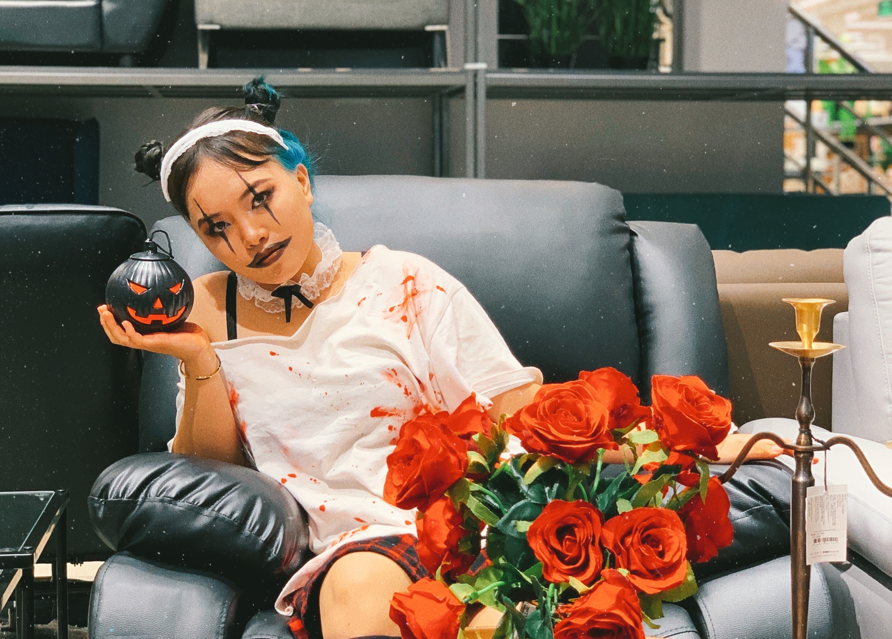 Check-in Halloween tai showroom noi that TP.HCM hinh anh