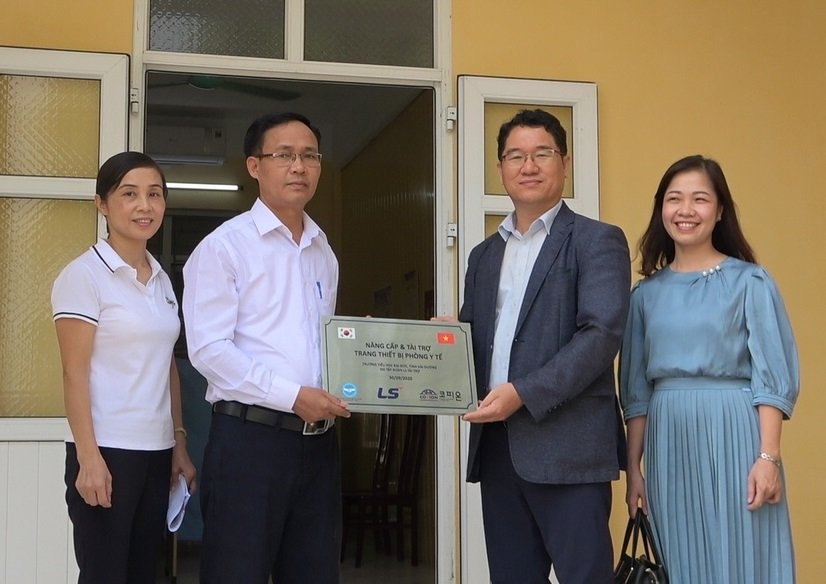 Tap doan LS nang cap phong y te cho 17 truong tieu hoc hinh anh