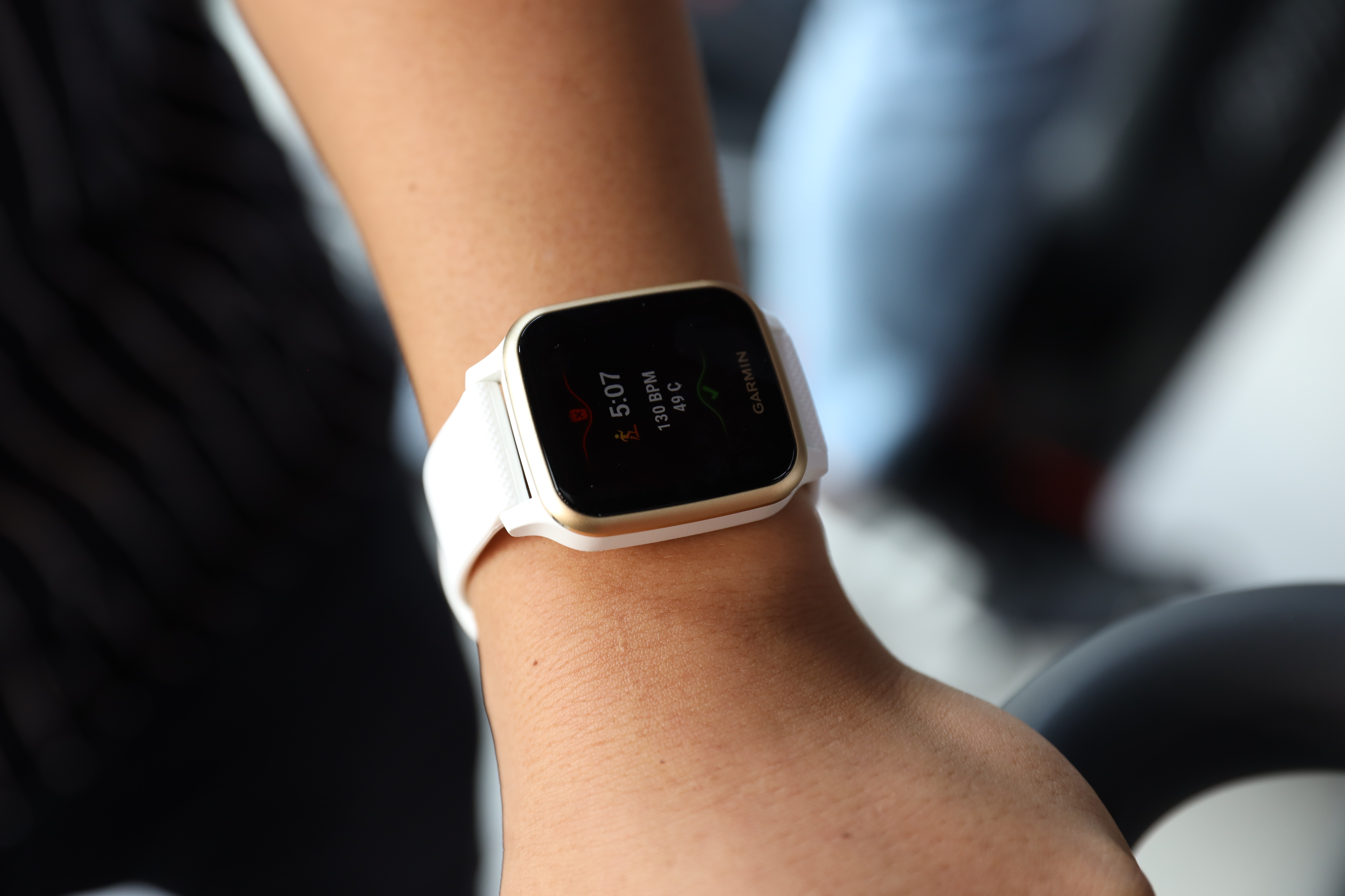 Dong ho Venu Sq anh 2