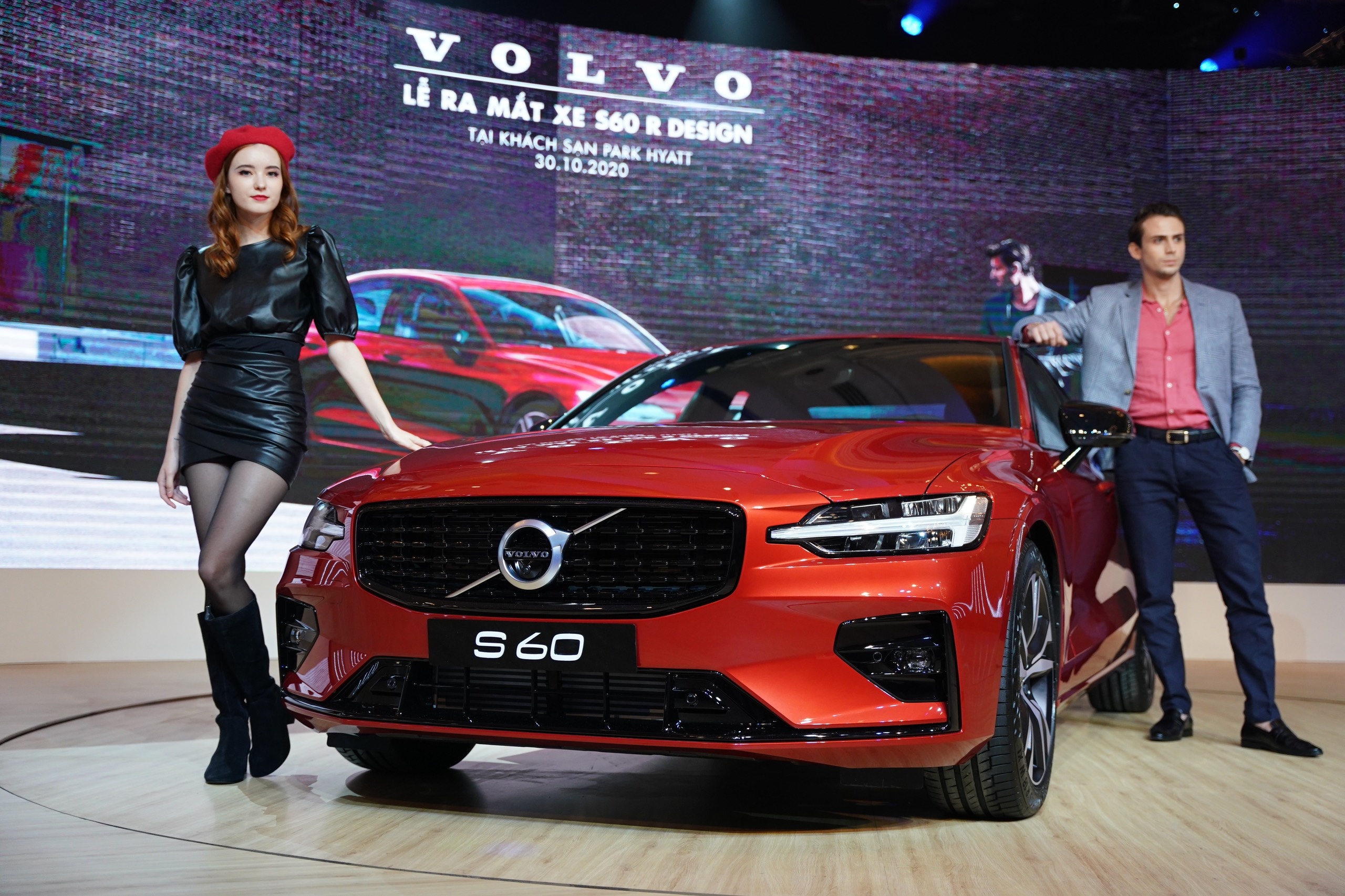 Volvo S60 R-Design duoc ra mat tai Viet Nam, gia tu 1,7 ty dong hinh anh