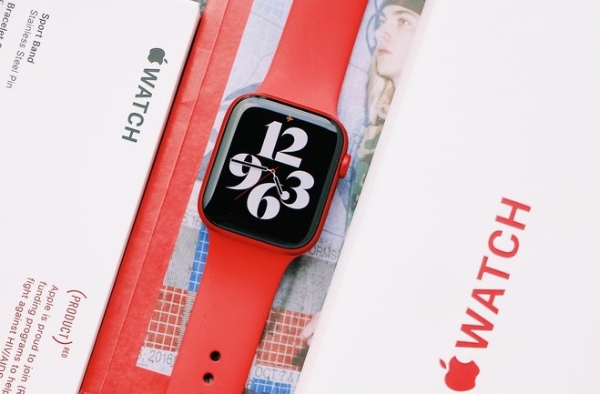 Hon 500 Apple Watch S6 va SE chay hang sau 30 phut tai FPT Shop hinh anh
