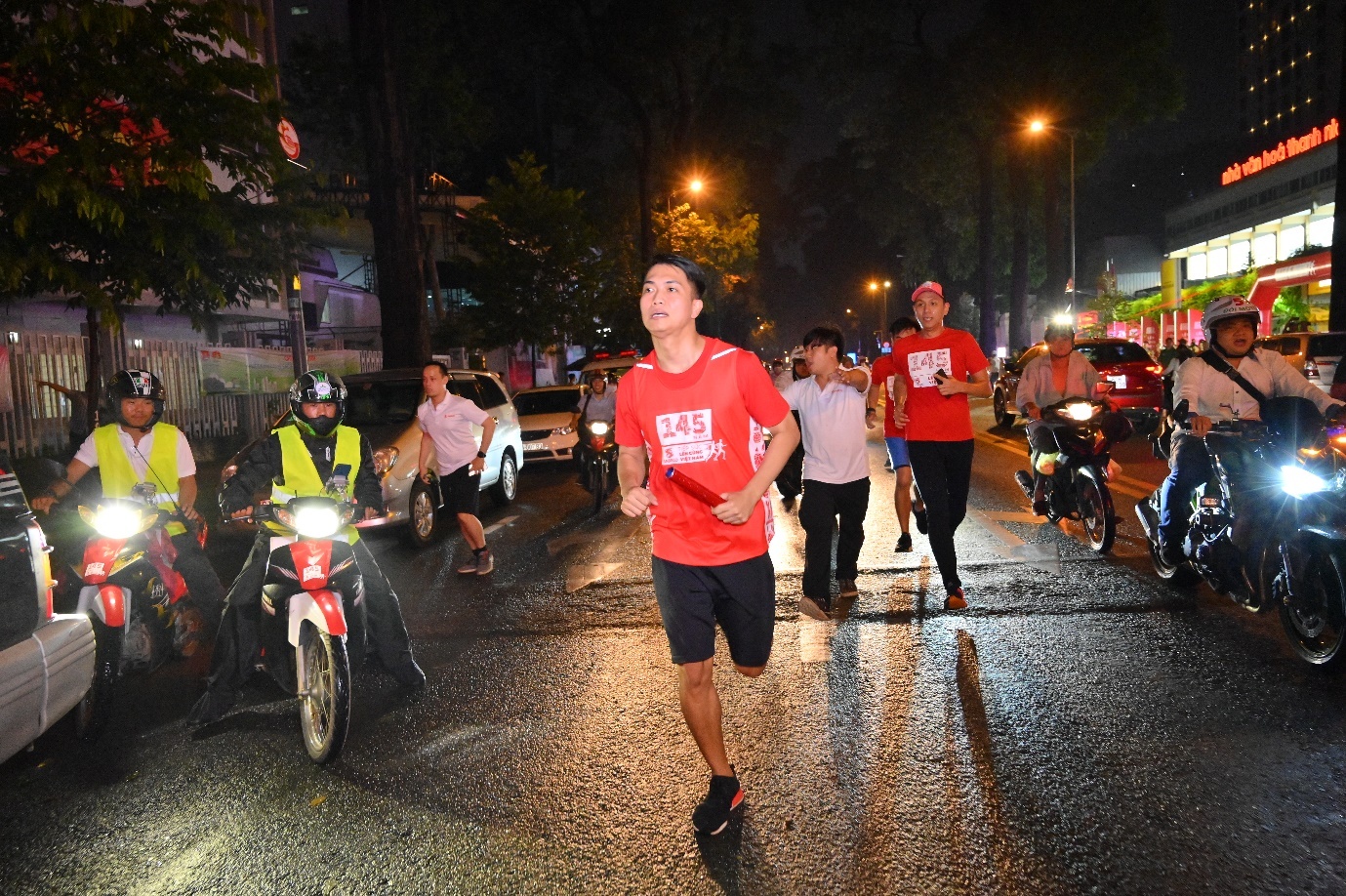 Len cung Viet Nam anh 1