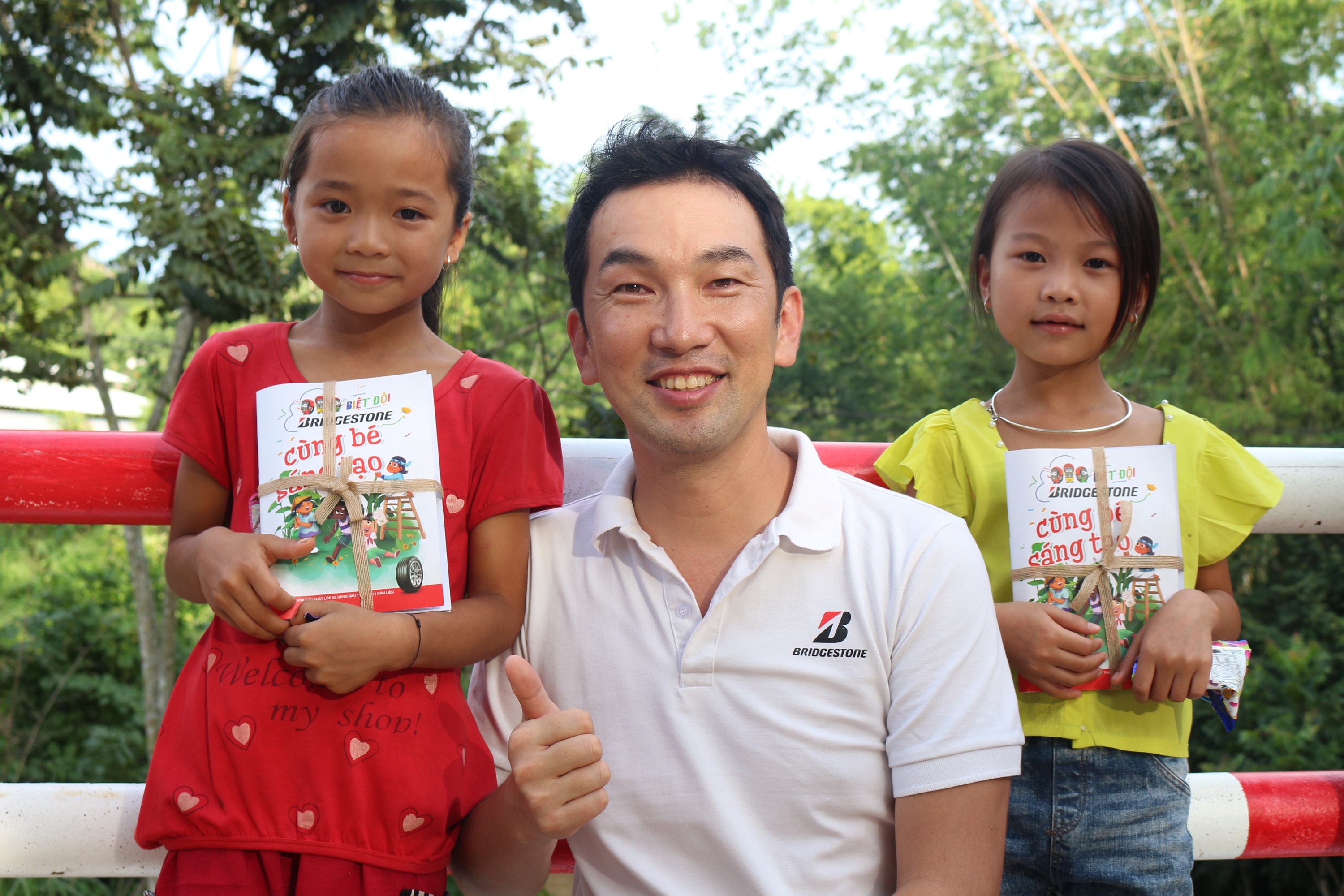 Cay cau noi dai uoc mo den truong cua tre em mua lu hinh anh