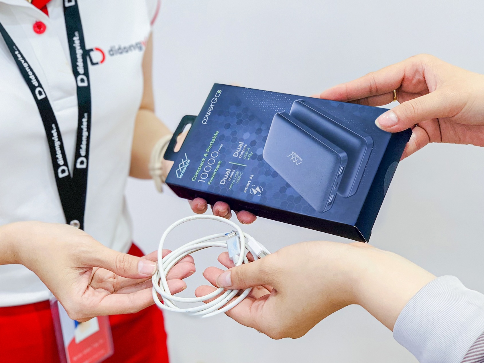 Doi phu kien cu lay pin du phong thuong hieu My voi gia 199.000 dong hinh anh