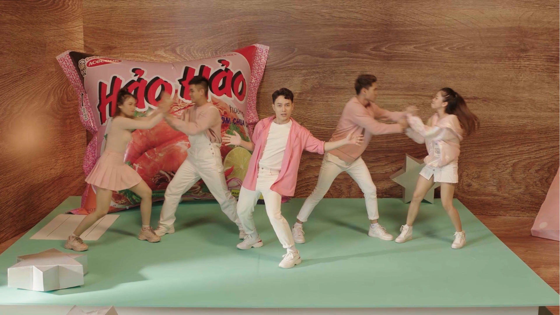 Trao luu cover dieu nhay 'Lam goi do them' cua Truc Nhan hinh anh