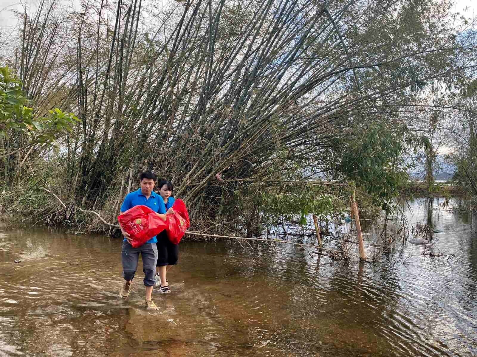 thien nguyen,  ho tro dong bao mien Trung anh 12