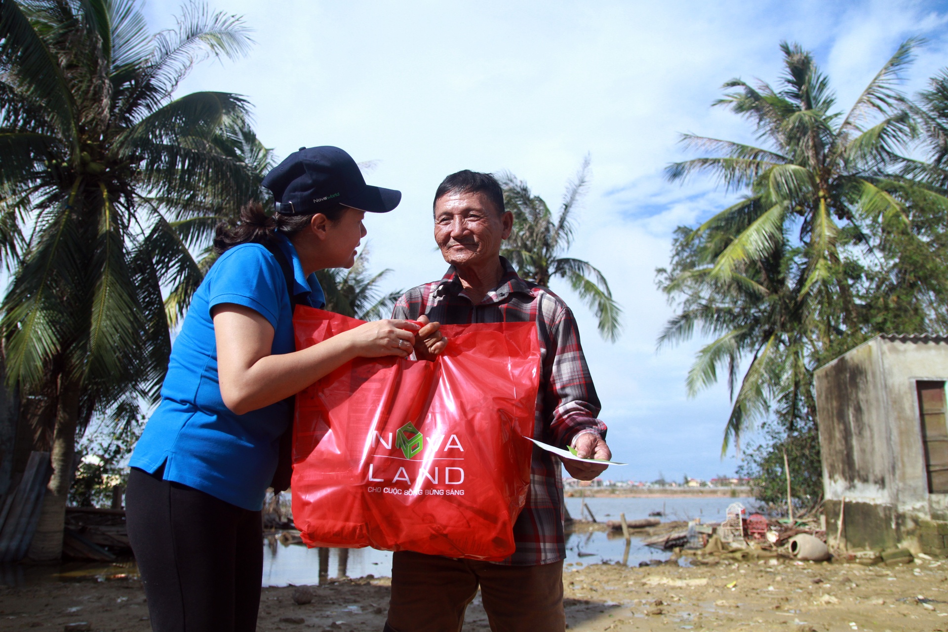 Novaland trao qua ho tro hon 1.000 nguoi dan bi anh huong bao lu hinh anh