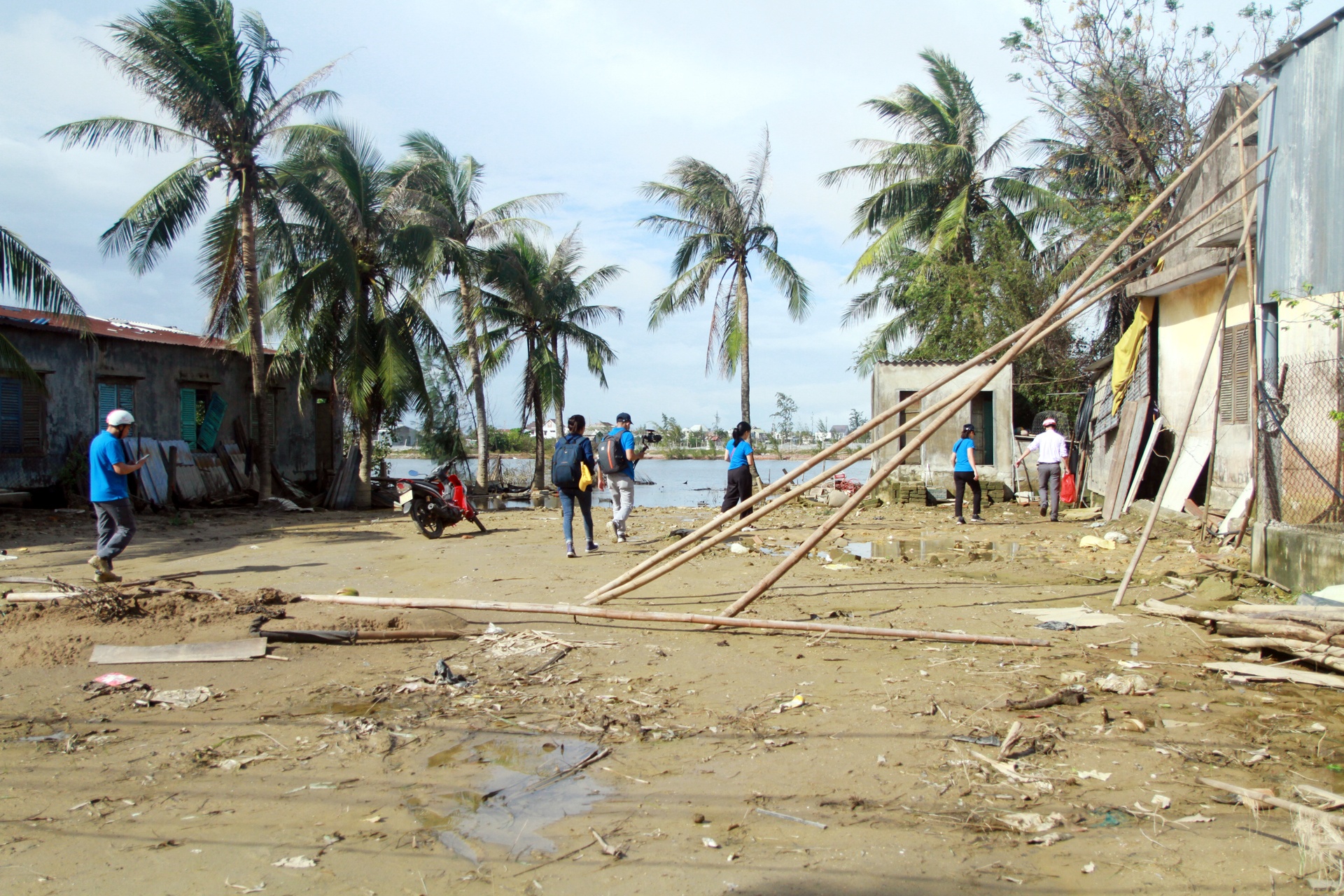 thien nguyen,  ho tro dong bao mien Trung anh 5