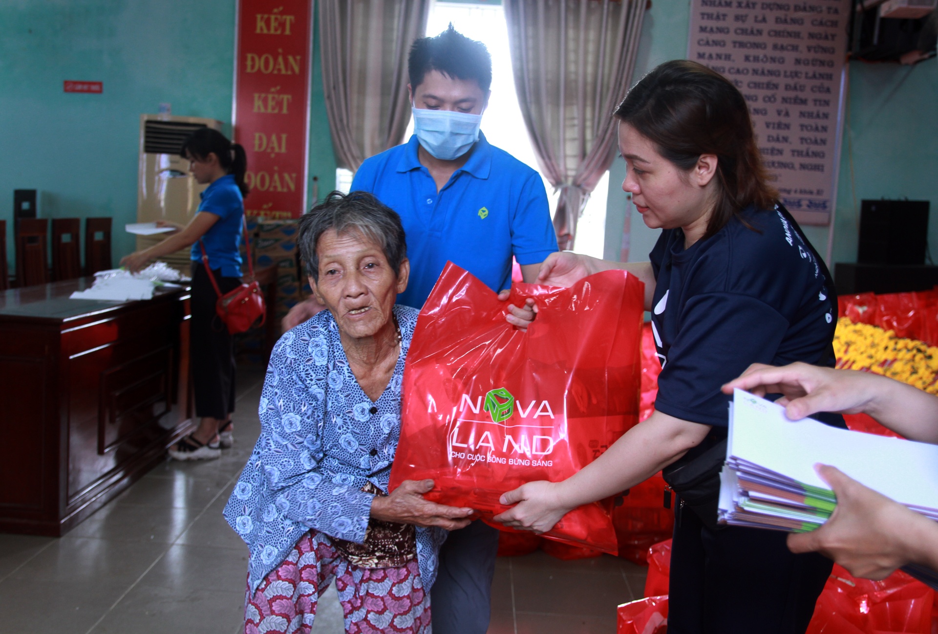 thien nguyen,  ho tro dong bao mien Trung anh 2
