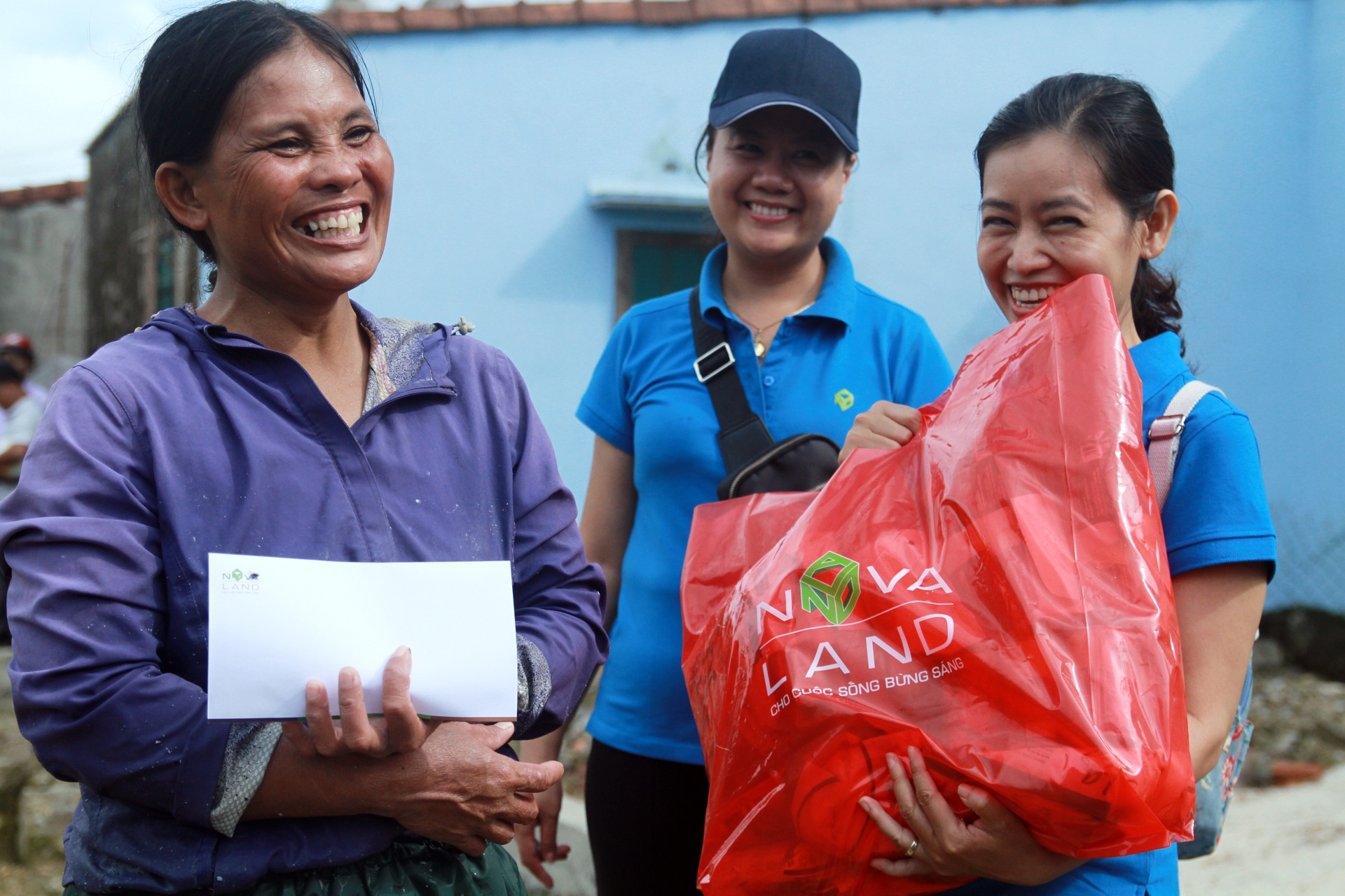 thien nguyen,  ho tro dong bao mien Trung anh 3