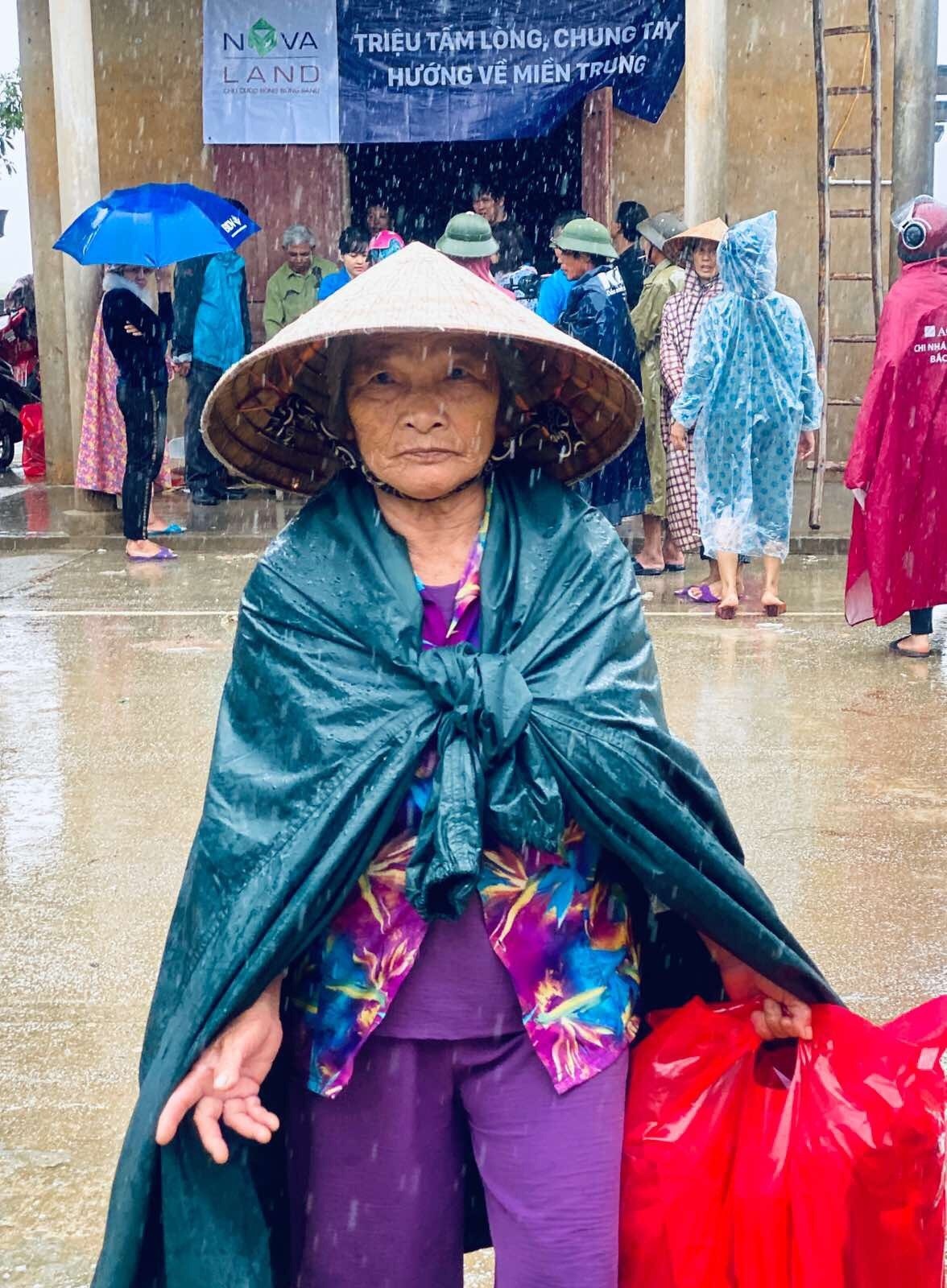 thien nguyen,  ho tro dong bao mien Trung anh 14