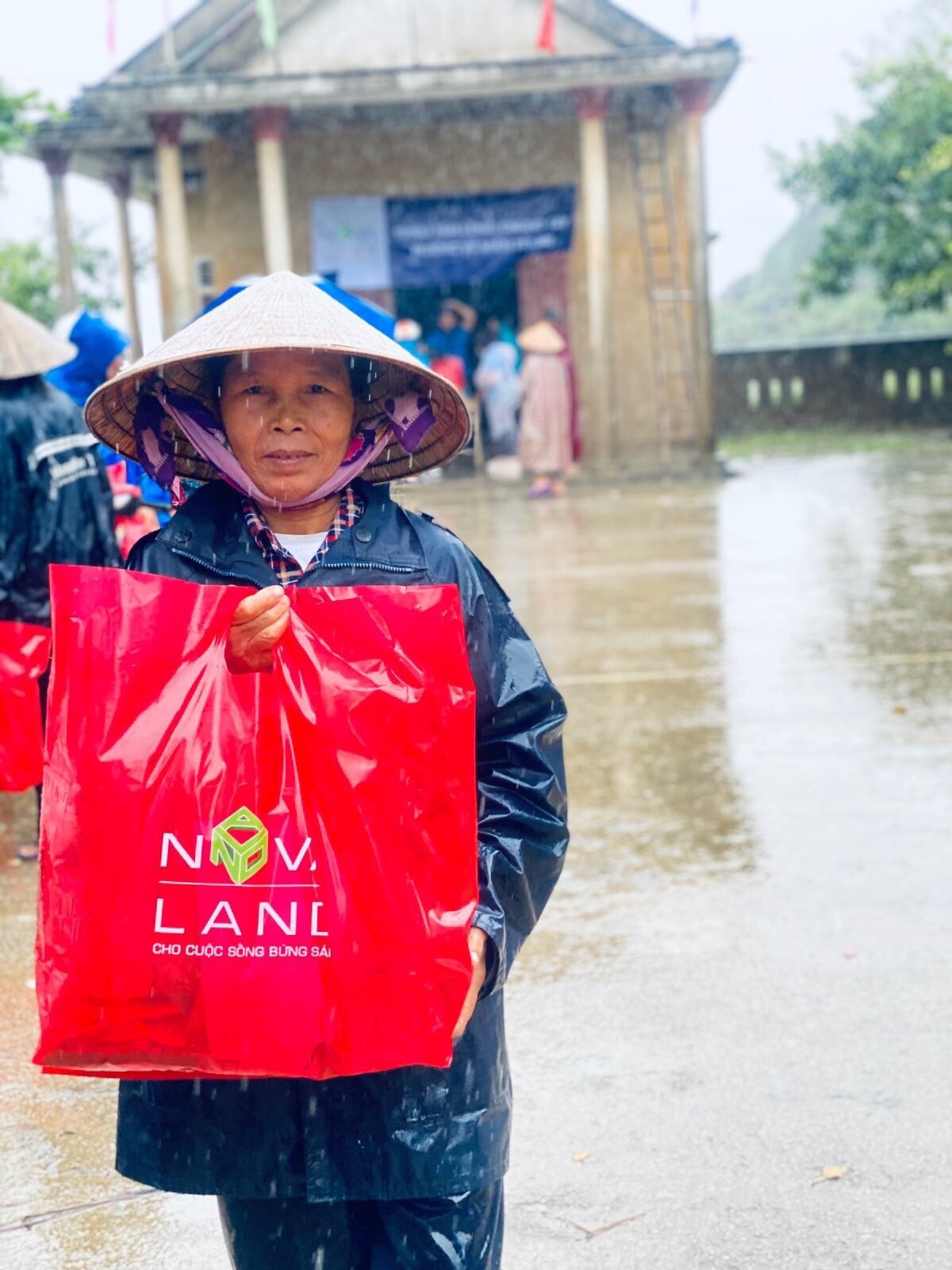 thien nguyen,  ho tro dong bao mien Trung anh 16