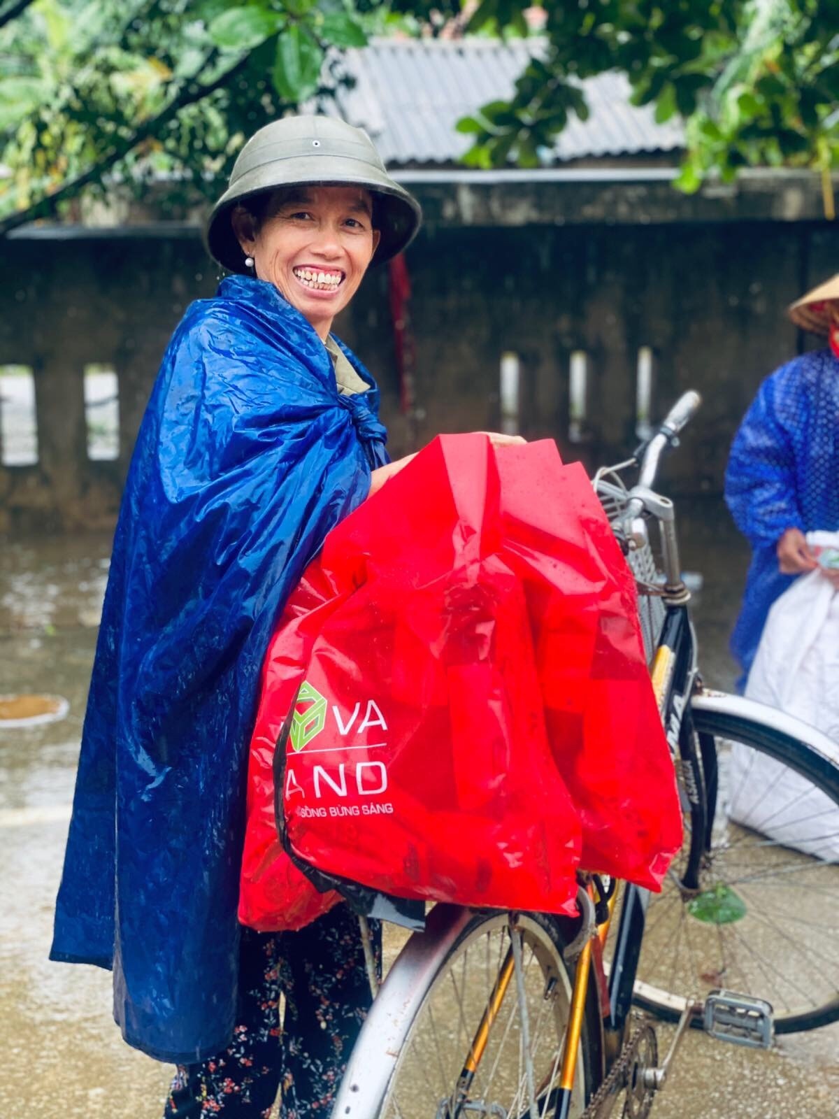 thien nguyen,  ho tro dong bao mien Trung anh 15