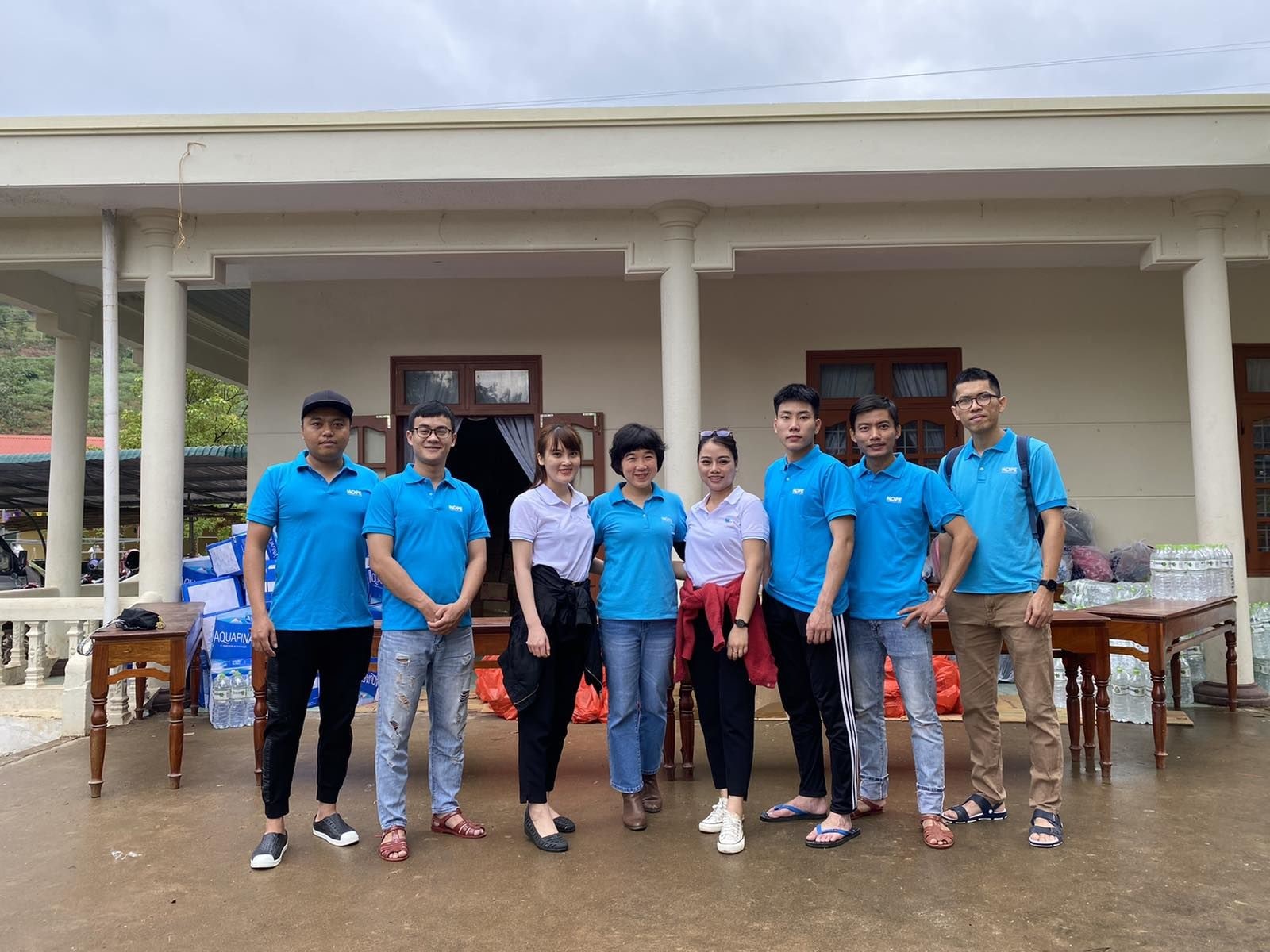 Cong ty Vinh Thien Duong va quy Hope trao qua tai mien Trung hinh anh