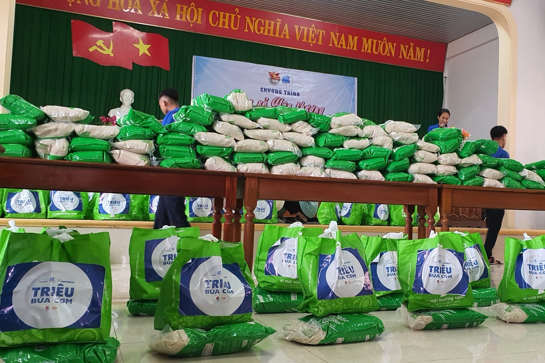 Chuong trinh 'Trieu bua com' tiep suc nguoi dan mien Trung hinh anh