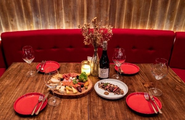 5Wine Eatery & Wine Library anh 2