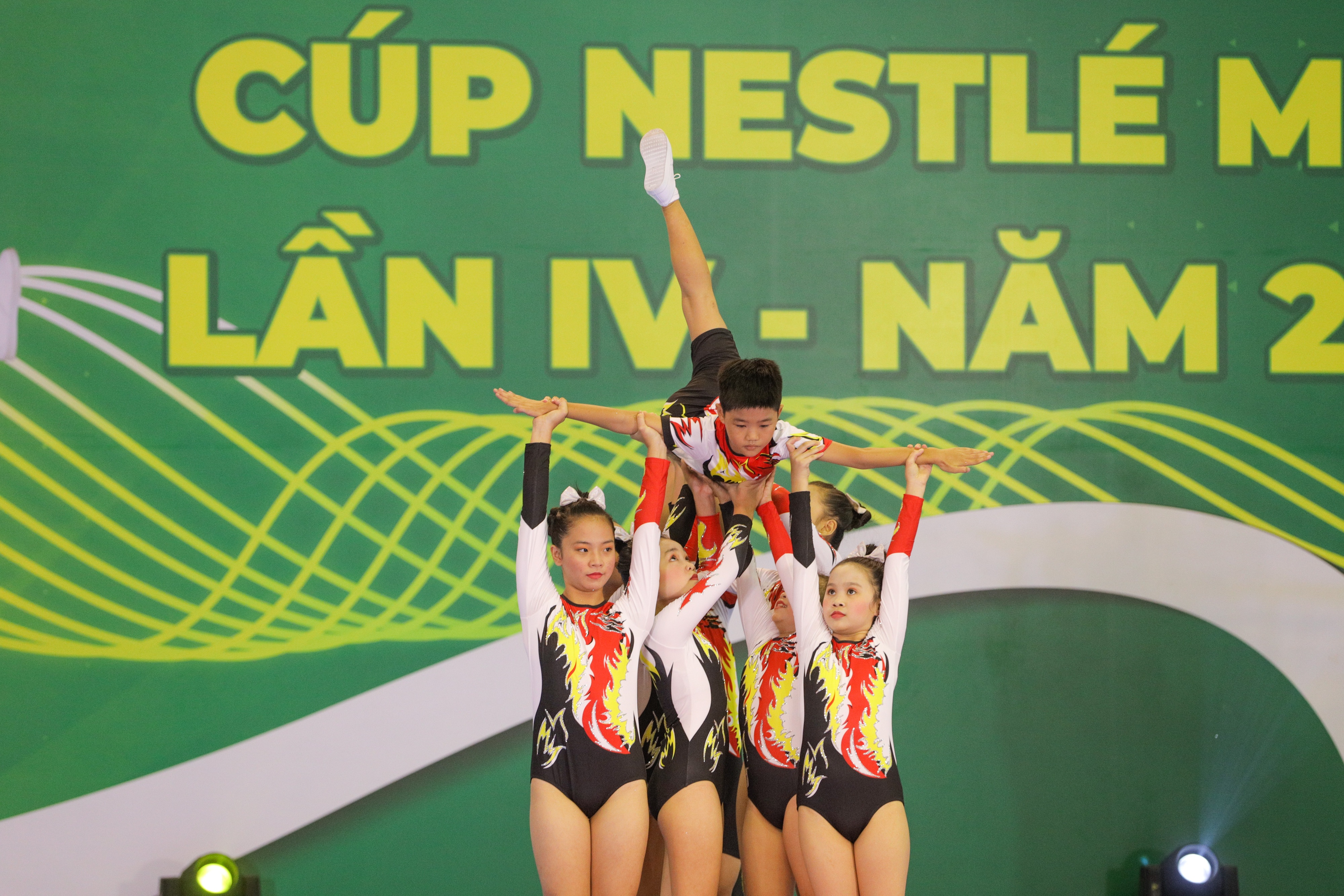 Vi sao nen cho tre tap aerobic tu som? hinh anh