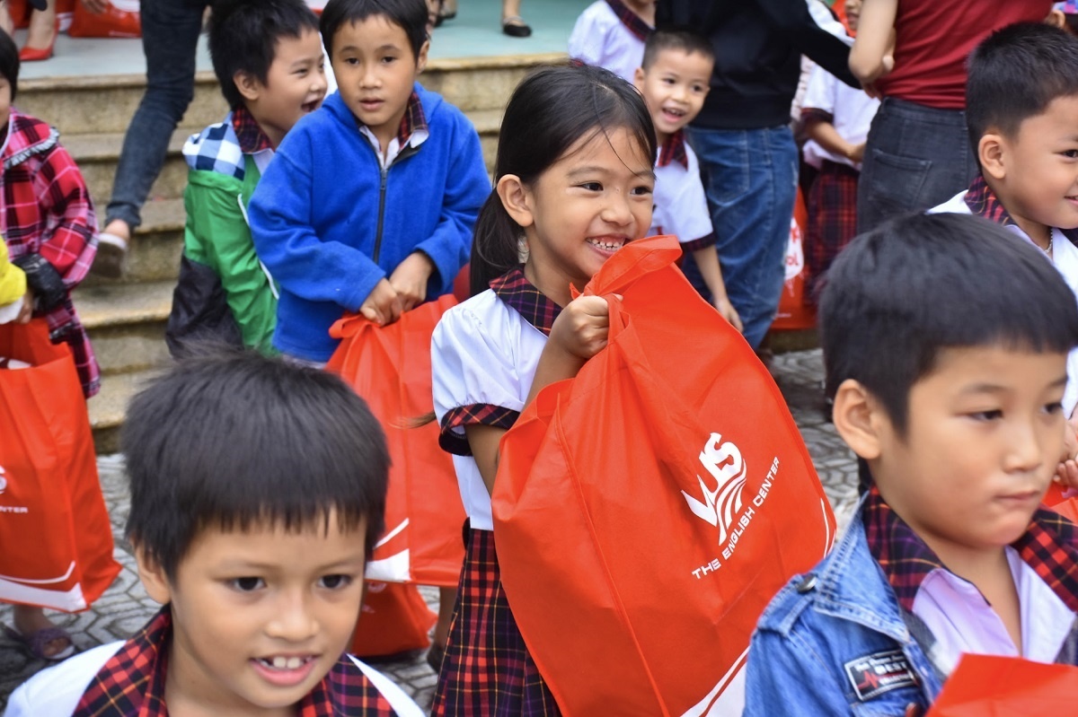 VUS tiep suc tre em mien Trung den truong sau lu hinh anh