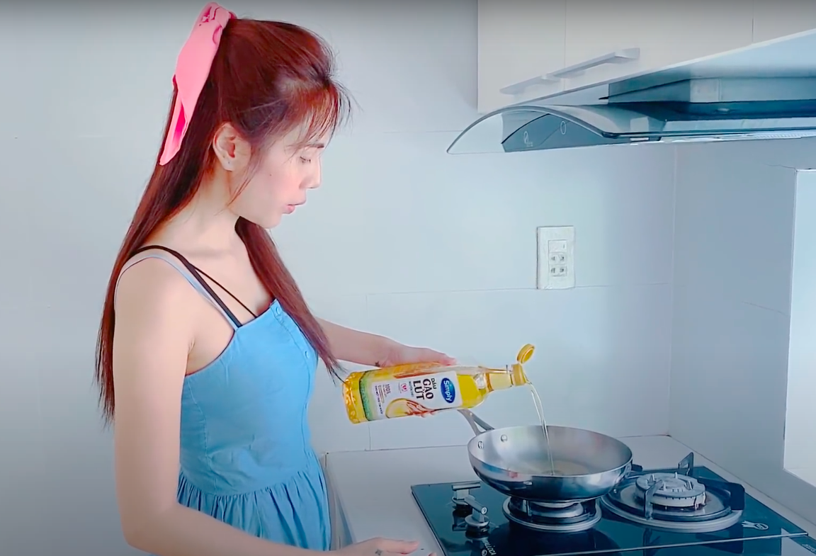 Thuy Tien chia se bi quyet lam heo quay da gion trong 20 phut hinh anh