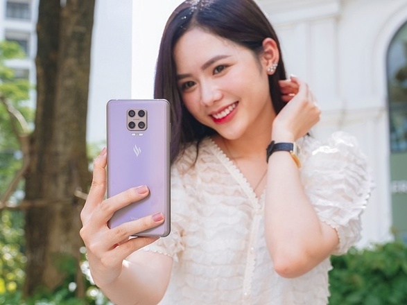 VinSmart giai bai toan camera duoi man hinh ra sao? hinh anh