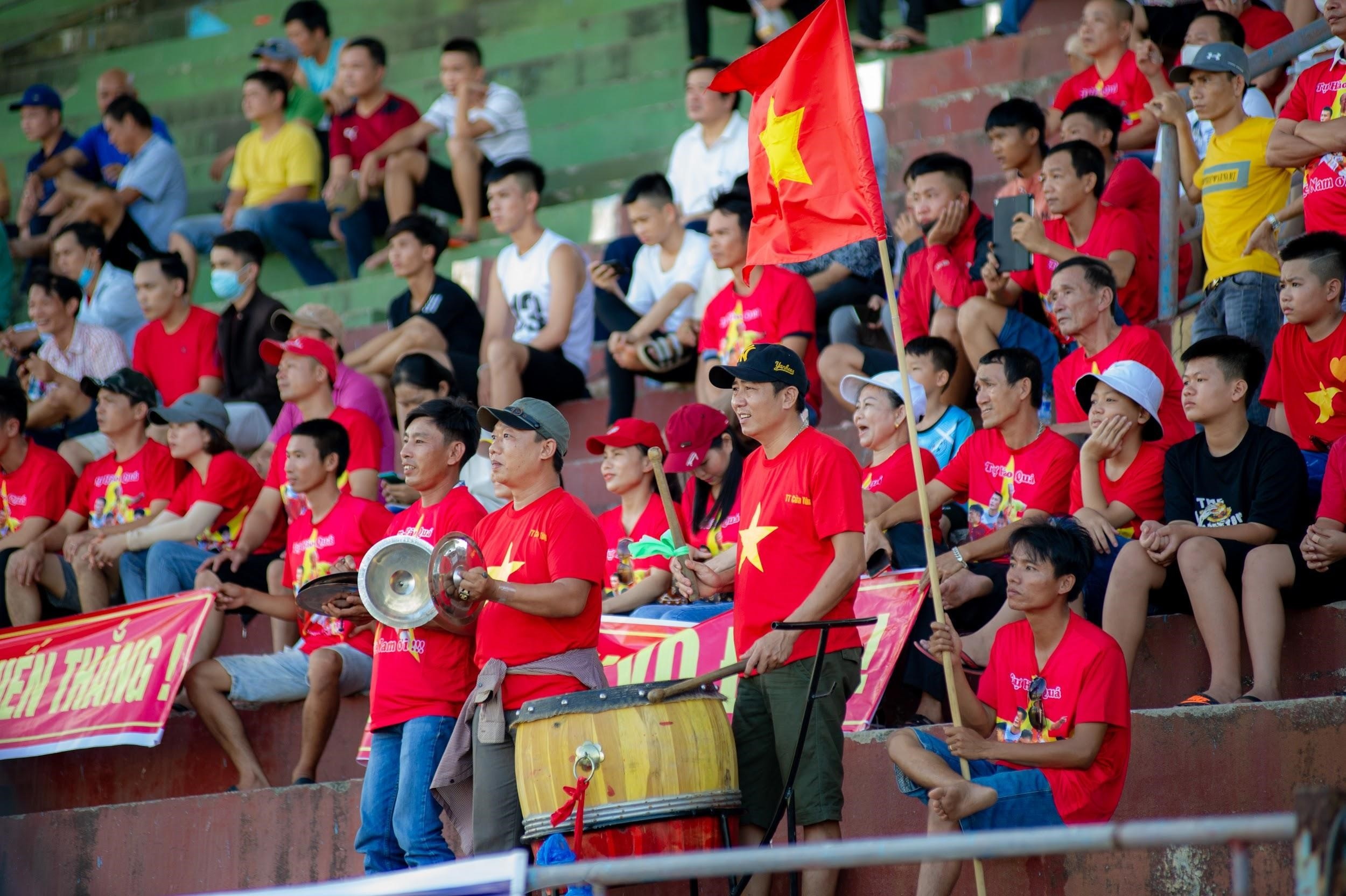 Tinh yeu bong da cuong nhiet cua CDV mien Trung hinh anh