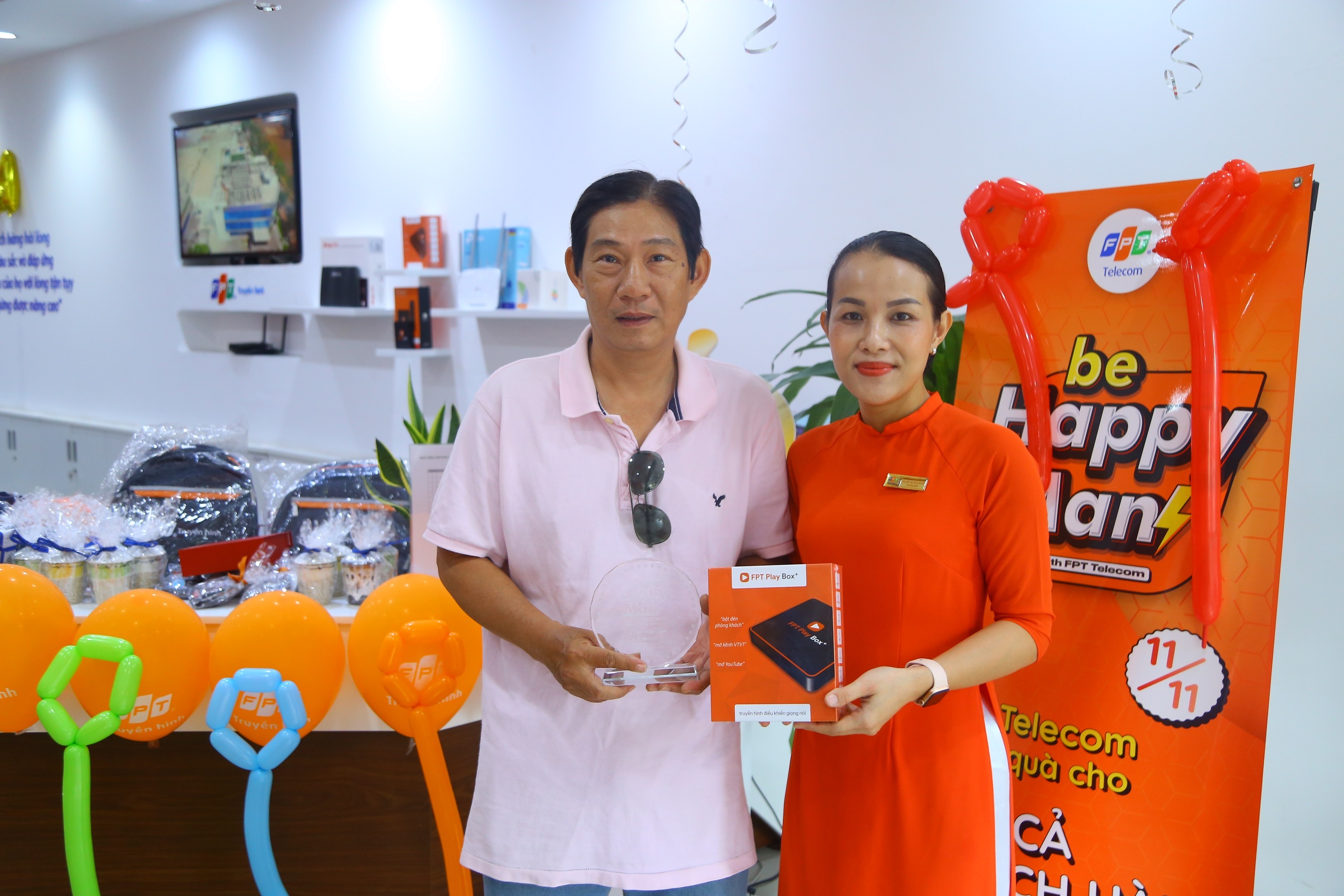FPT Telecom trao nghin phan qua cho khach nam dip 11/11 hinh anh