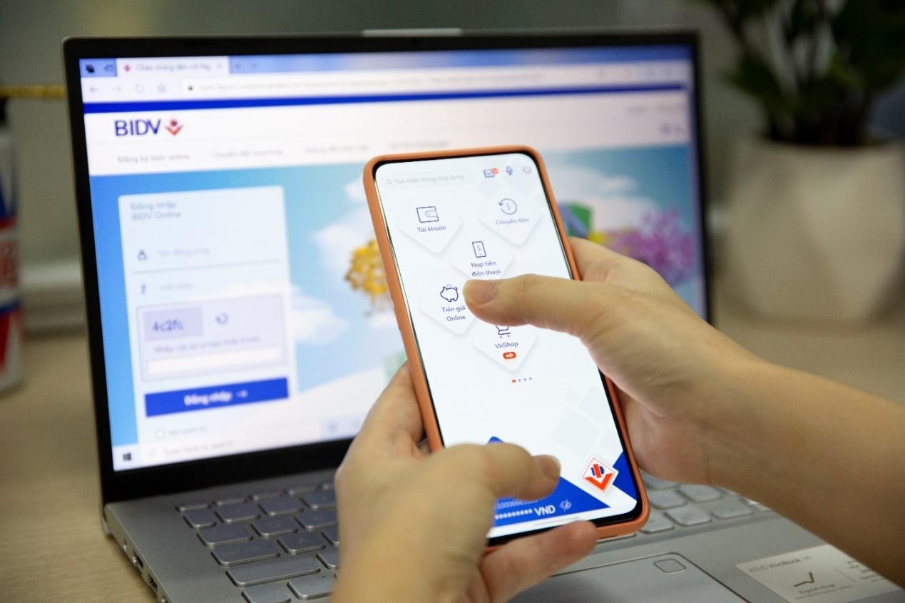 Vi sao dich vu tien gui online hut khach? hinh anh